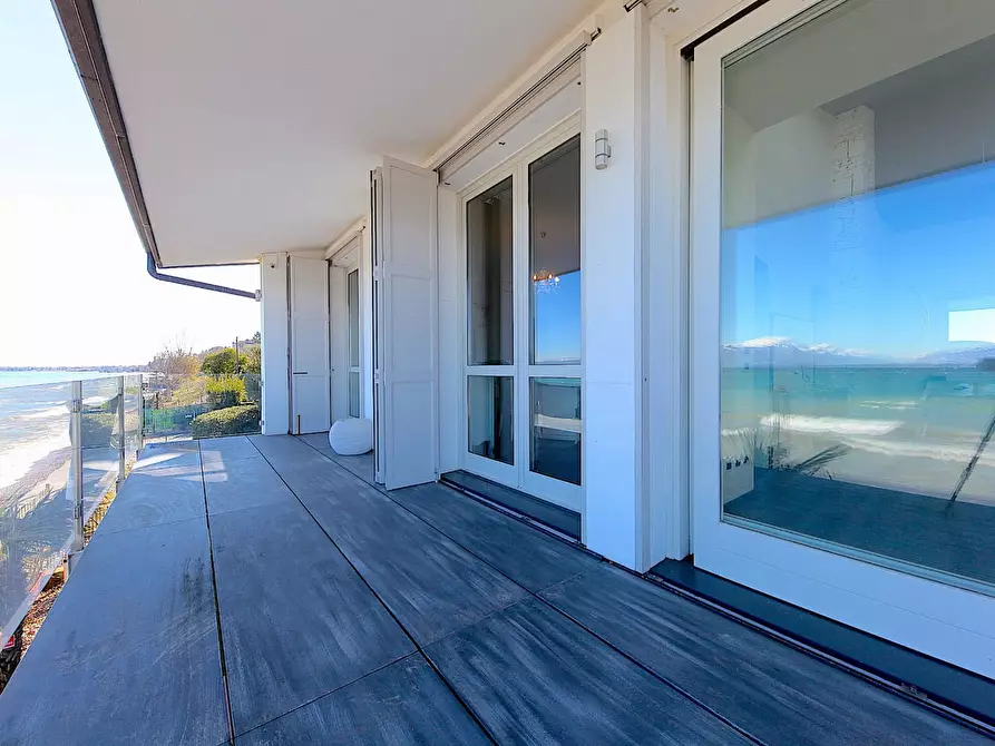 Immagine 4 di Villa in vendita  in via Lungo Lago Cesare Battisti a Desenzano Del Garda