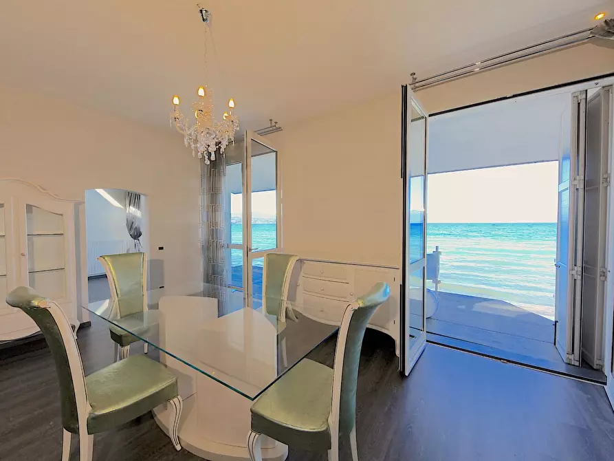 Immagine 10 di Villa in vendita  in via Lungo Lago Cesare Battisti a Desenzano Del Garda