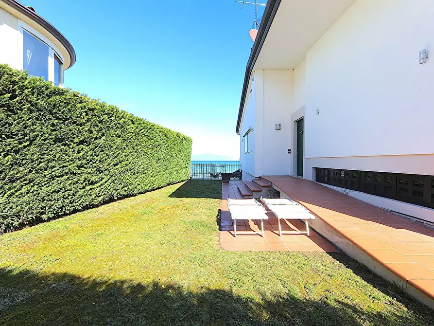 Immagine 29 di Villa in vendita  in via Lungo Lago Cesare Battisti a Desenzano Del Garda