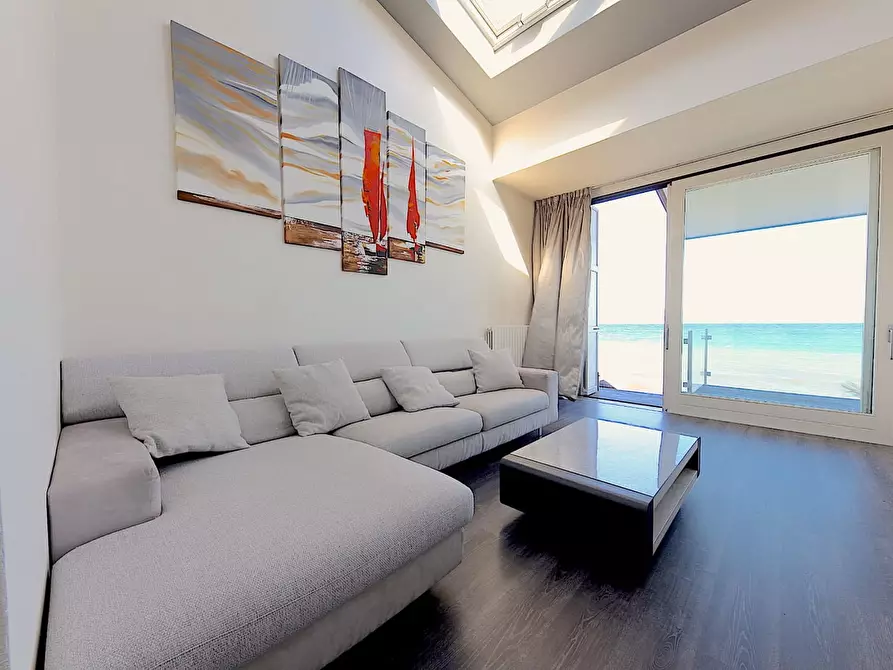 Immagine 8 di Villa in vendita  in via Lungo Lago Cesare Battisti a Desenzano Del Garda