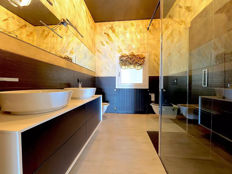 Immagine 18 di Villa in vendita  in via Lungo Lago Cesare Battisti a Desenzano Del Garda