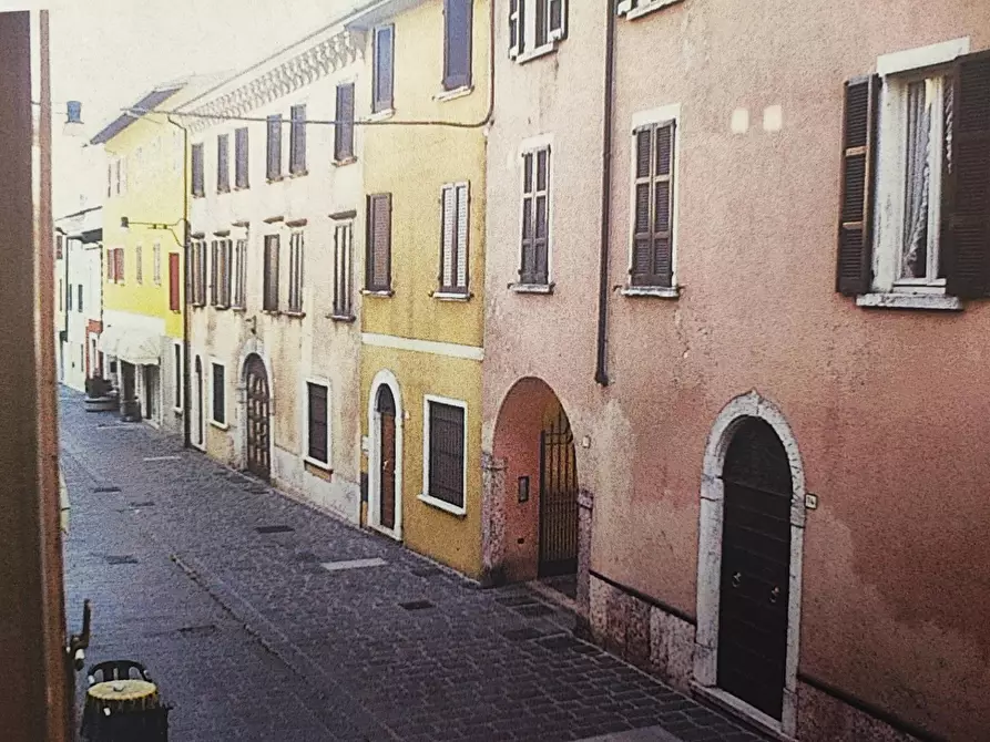Immagine 1 di Camera in vendita  in via Giuseppe di vittorio a Desenzano Del Garda