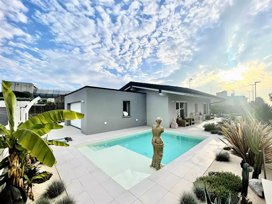 Immagine 1 di Villa in vendita  in Via Villabella a Affi
