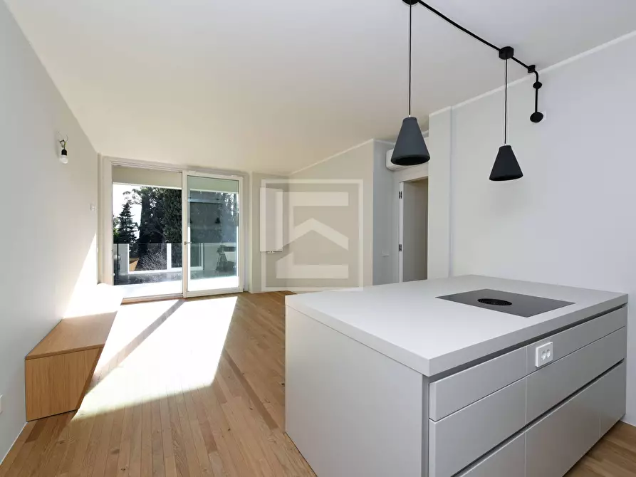 Immagine 3 di Appartamento in vendita  in Via del Vittoriale a Gardone Riviera