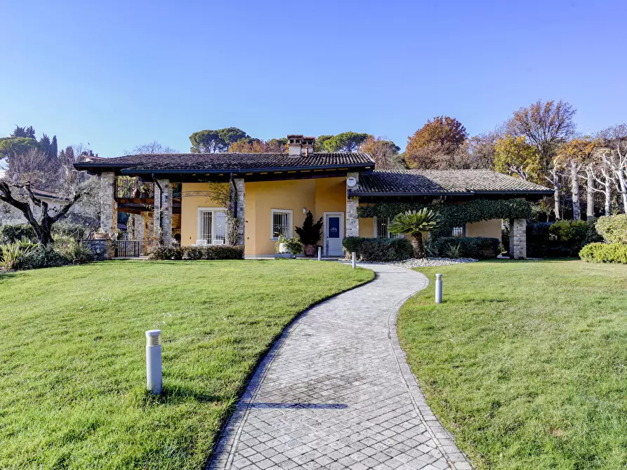 Immagine 1 di Villa in vendita  in Via Gabriele d'Annunzio a Padenghe Sul Garda