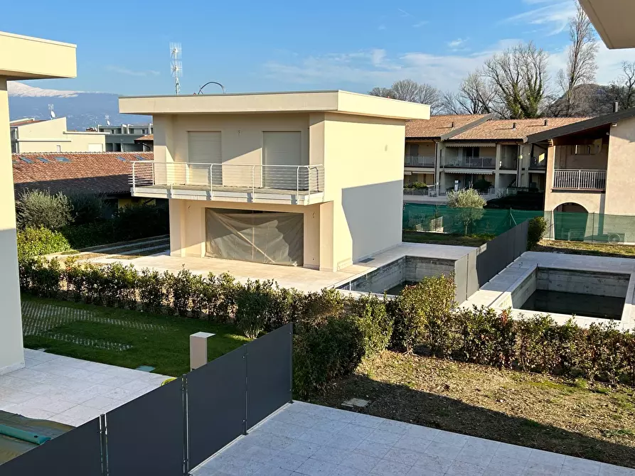 Immagine 1 di Villa in vendita  in via Repubblica a Manerba Del Garda