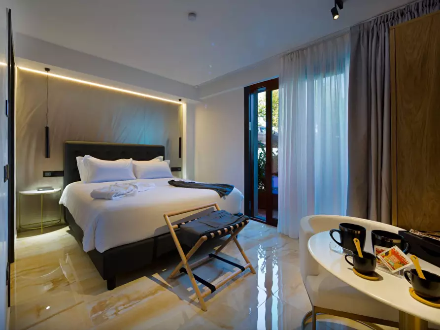 Immagine 12 di Albergo/B&B/Residence in vendita  in via Arici a Sirmione