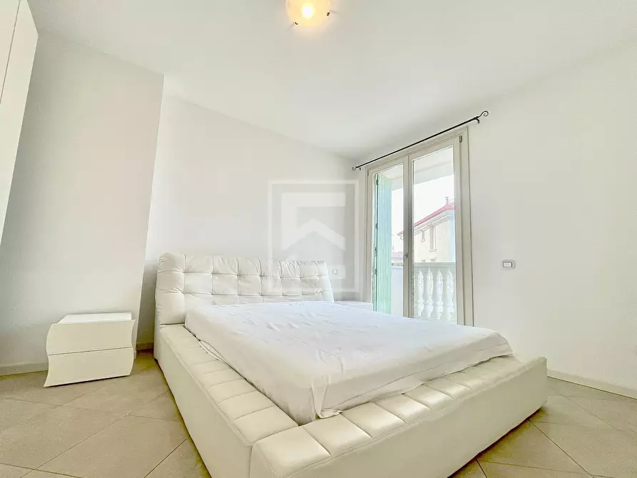 Immagine 6 di Appartamento in vendita  in via San Zeno a Desenzano Del Garda