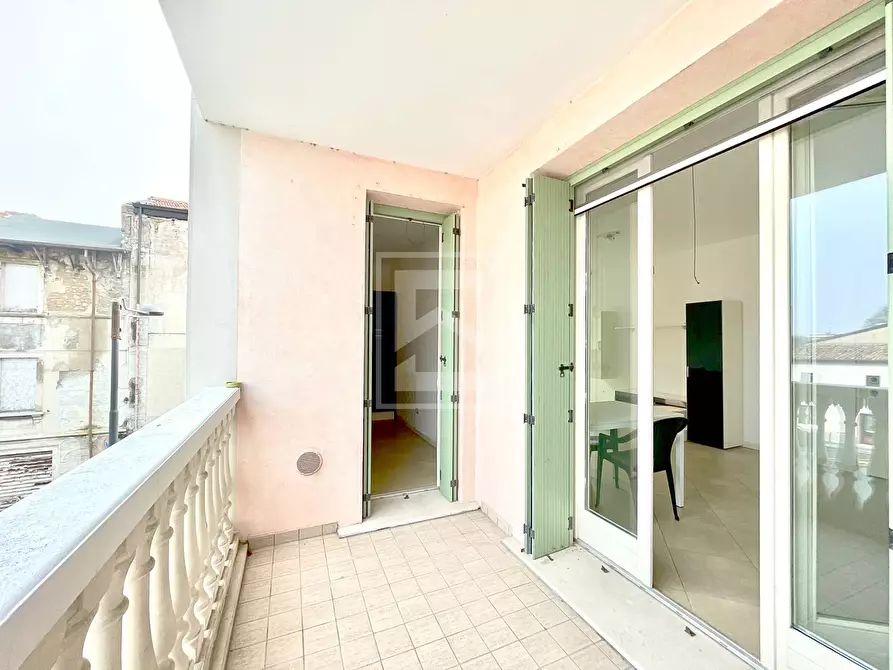 Immagine 2 di Appartamento in vendita  in via San Zeno a Desenzano Del Garda