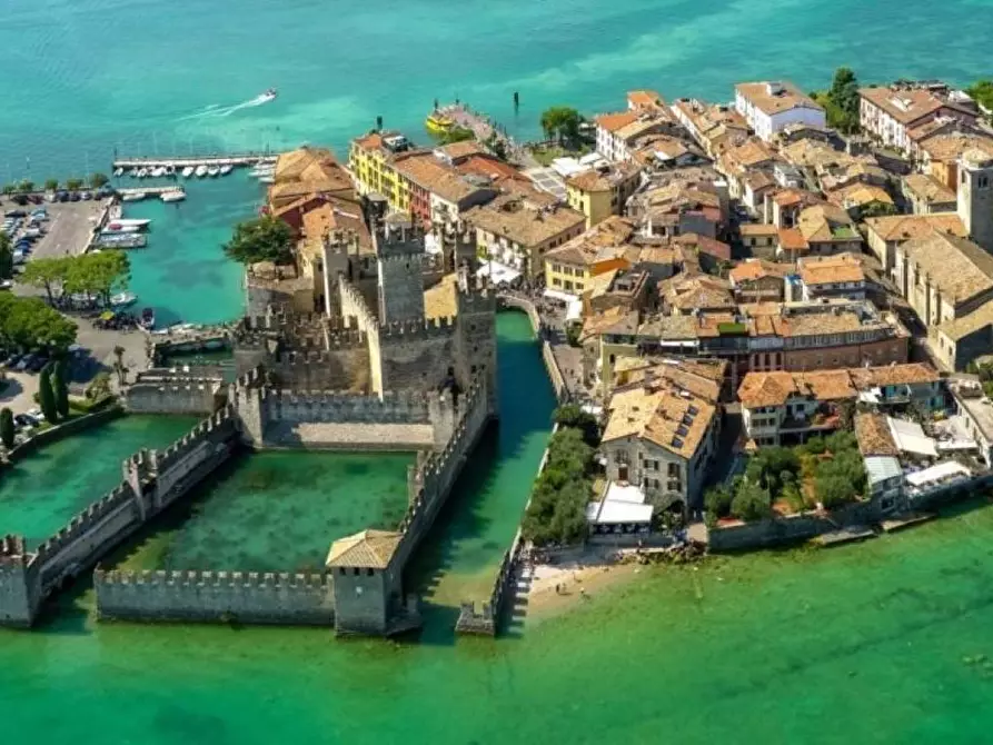 Immagine 18 di Bar / Ristorante in vendita  in via xx5 aprile a Sirmione