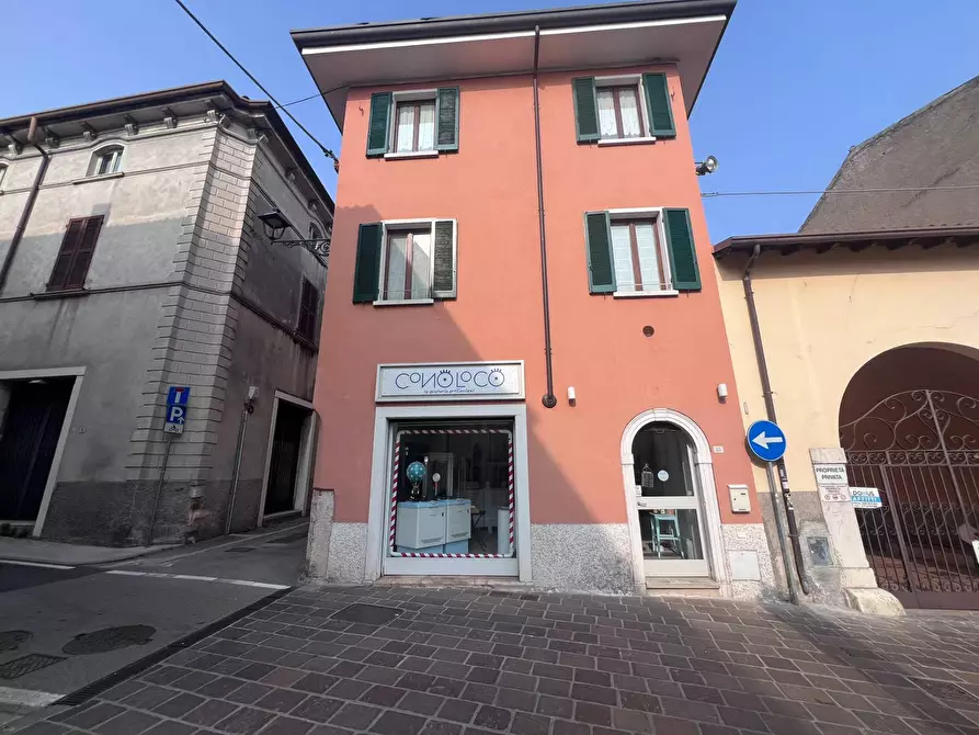 Immagine 1 di Camera in vendita  a Desenzano Del Garda