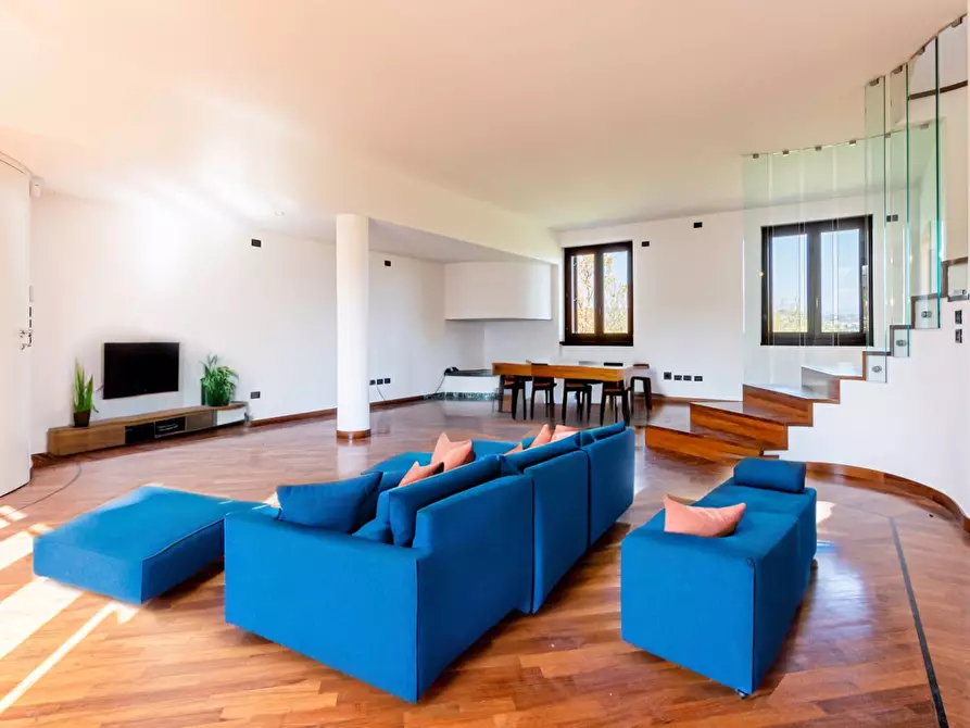 Immagine 1 di Appartamento in vendita  in Via Massadrino a Desenzano Del Garda