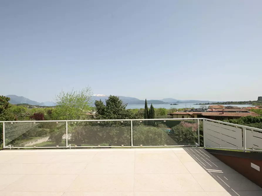 Immagine 1 di Villa in vendita  in Via Catullo a Manerba Del Garda