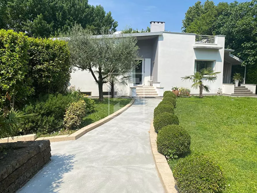 Immagine 1 di Villa in vendita  in Colli Storici a Desenzano Del Garda
