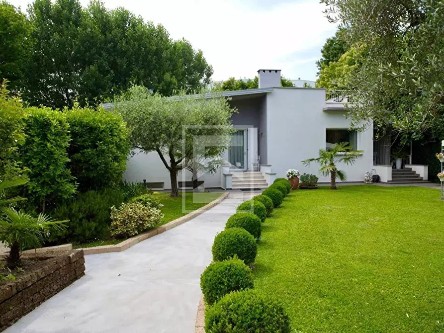 Immagine 1 di Villa in vendita  in Viale F. Agello a Desenzano Del Garda