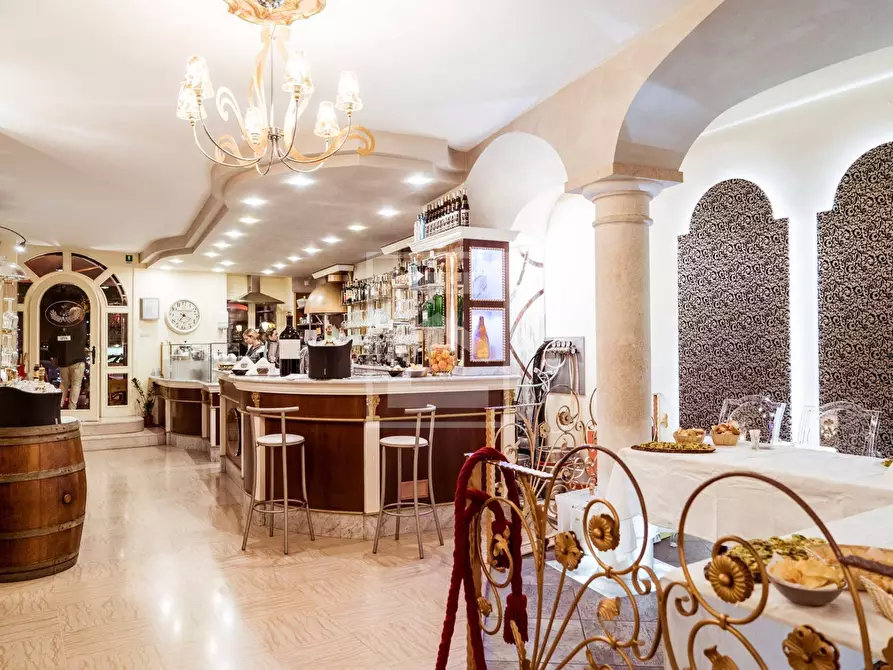 Immagine 1 di Bar / Ristorante in vendita  in PIAZZA VITTORIO EMANUELE II a Salò