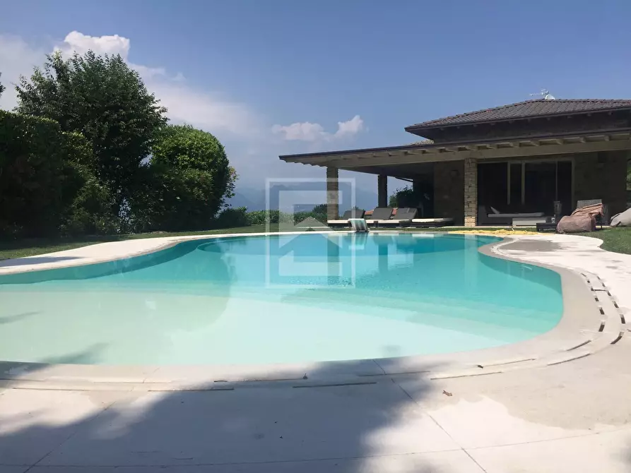 Immagine 1 di Villa in vendita  in Via Pisenze a Manerba Del Garda