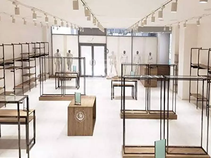 Immagine 13 di Negozio in vendita  in Via Campagnola a Manerba Del Garda