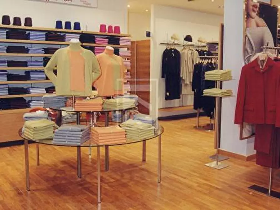 Immagine 20 di Negozio in vendita  in Via Campagnola a Manerba Del Garda