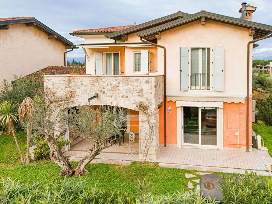 Immagine 1 di Villa in vendita  in via ortigara a Sirmione