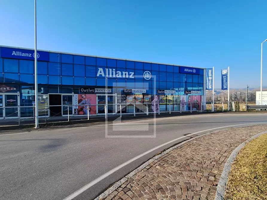 Immagine 2 di Negozio in vendita  in Via Campagnola a Manerba Del Garda