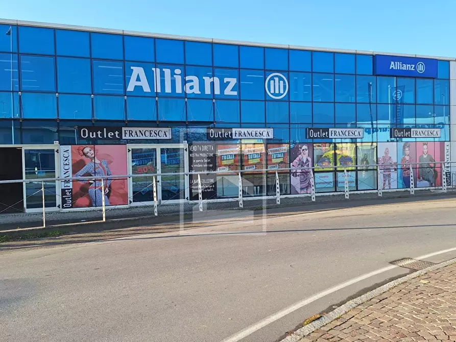 Immagine 1 di Negozio in vendita  in Via Campagnola a Manerba Del Garda