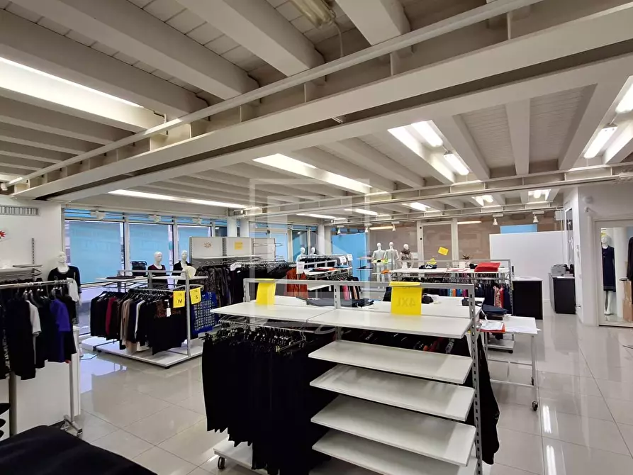 Immagine 3 di Negozio in vendita  in Via Campagnola a Manerba Del Garda