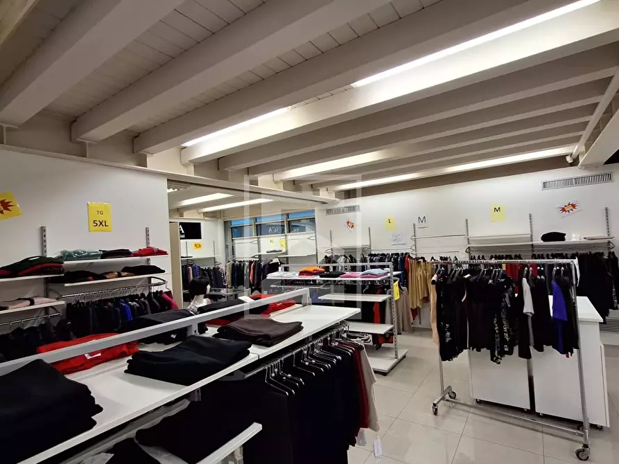 Immagine 5 di Negozio in vendita  in Via Campagnola a Manerba Del Garda