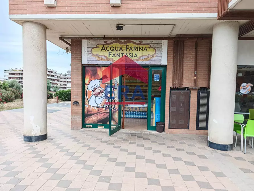 Immagine 3 di Attività commerciale in vendita  in Piazza san benedetto da norcia a Pomezia
