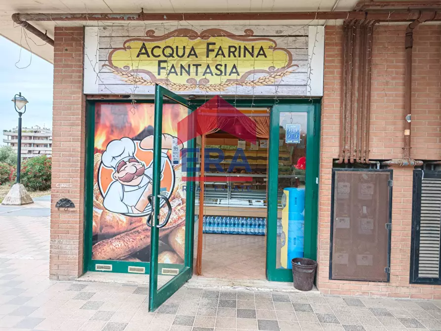 Immagine 2 di Attività commerciale in vendita  in Piazza san benedetto da norcia a Pomezia
