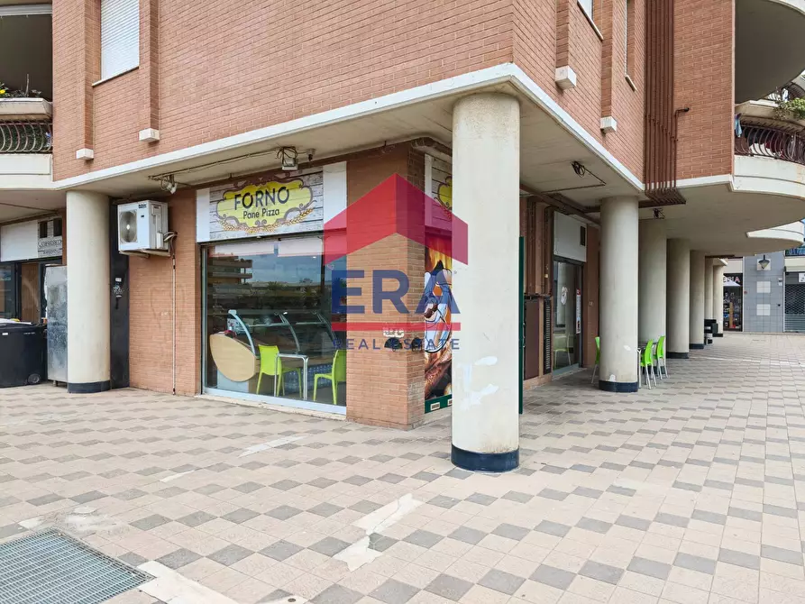 Immagine 4 di Attività commerciale in vendita  in Piazza san benedetto da norcia a Pomezia
