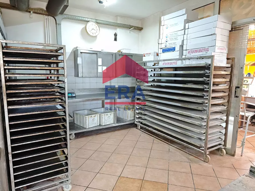 Immagine 12 di Attività commerciale in vendita  in Piazza san benedetto da norcia a Pomezia