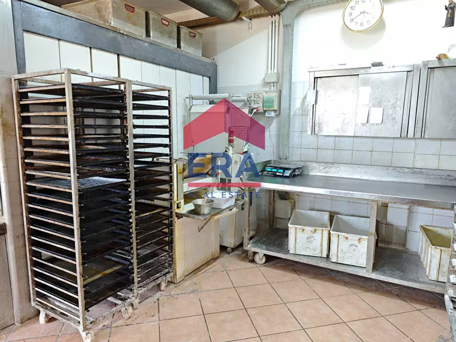 Immagine 15 di Attività commerciale in vendita  in Piazza san benedetto da norcia a Pomezia