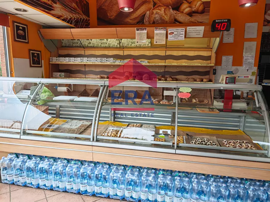 Immagine 10 di Attività commerciale in vendita  in Piazza san benedetto da norcia a Pomezia