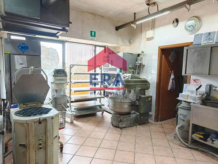 Immagine 16 di Attività commerciale in vendita  in Piazza san benedetto da norcia a Pomezia