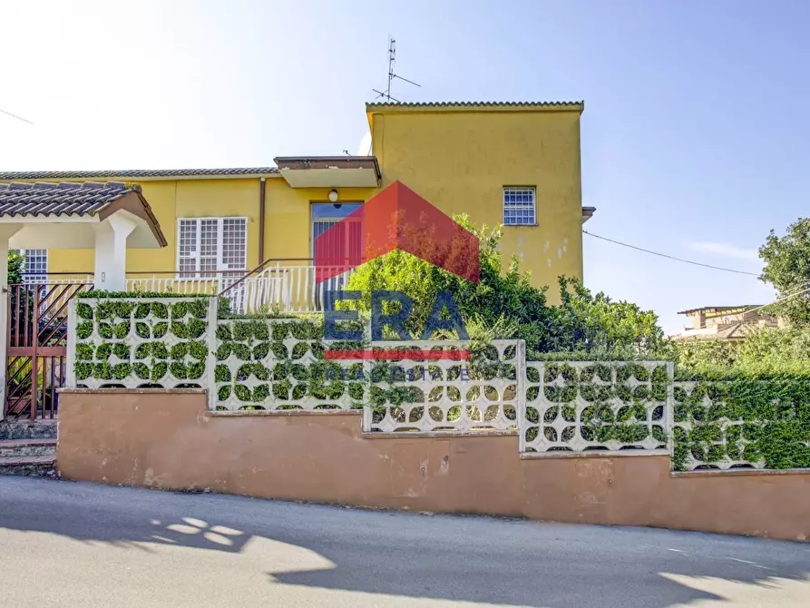Immagine 2 di Casa bifamiliare in vendita  in Via Treviso a Pomezia