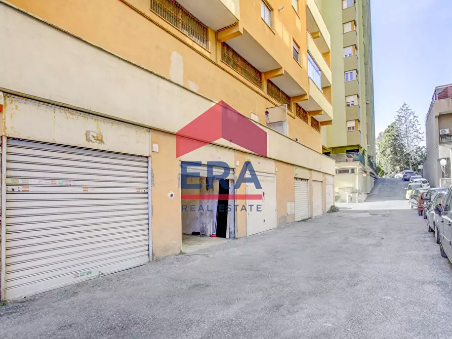 Immagine 2 di Box auto in vendita  in Via Byron a Roma