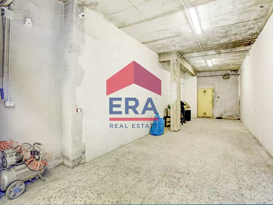 Immagine 7 di Box auto in vendita  in Via Byron a Roma