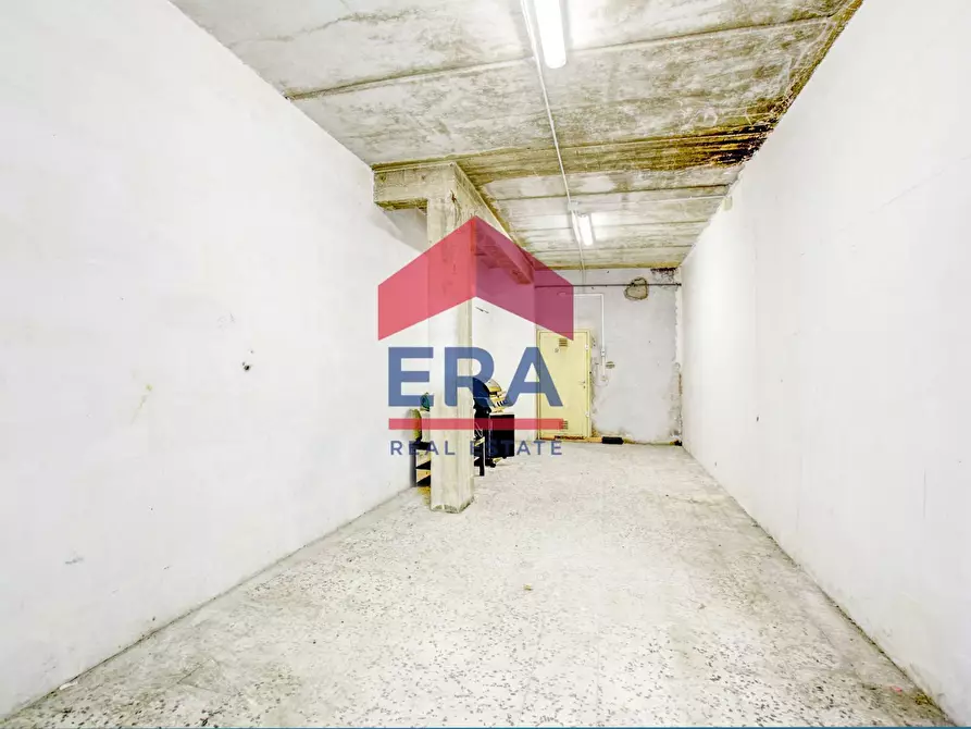 Immagine 8 di Box auto in vendita  in Via Byron a Roma