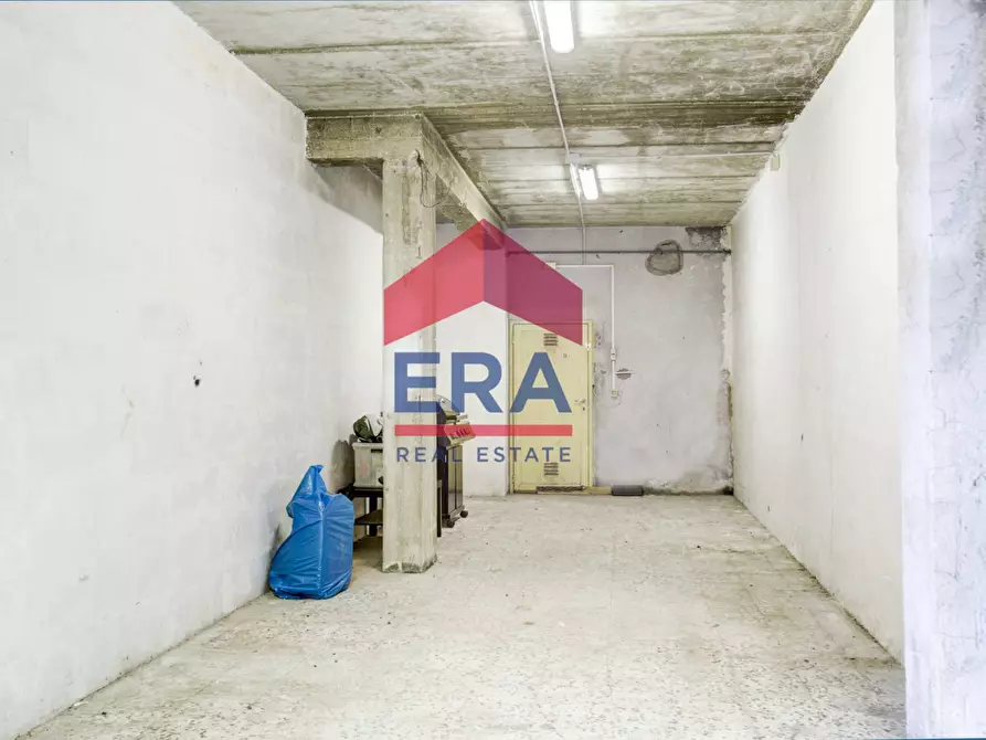 Immagine 9 di Box auto in vendita  in Via Byron a Roma