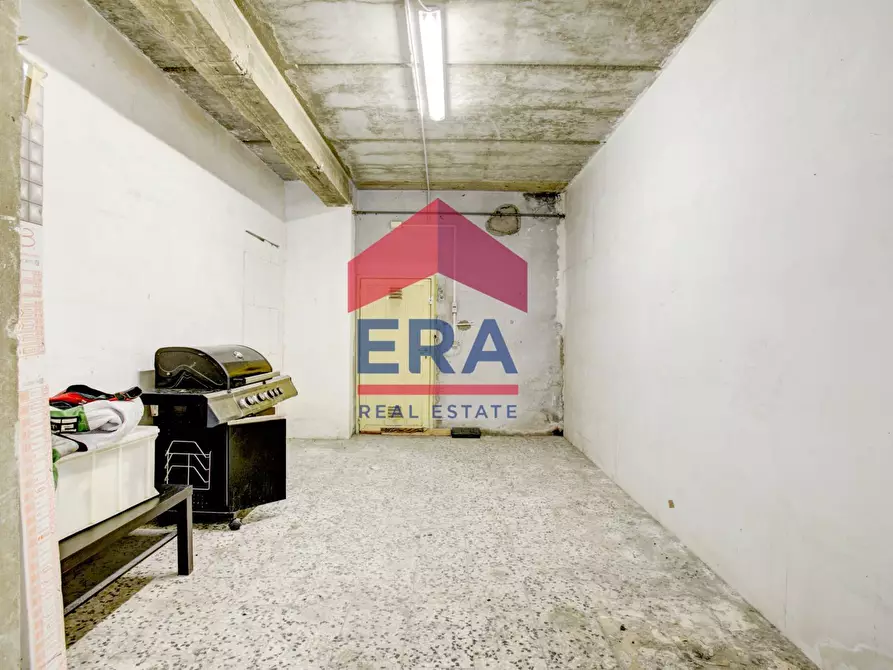 Immagine 10 di Box auto in vendita  in Via Byron a Roma