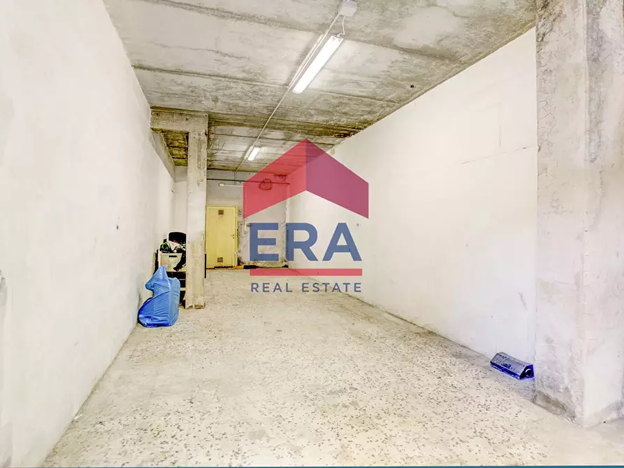 Immagine 11 di Box auto in vendita  in Via Byron a Roma