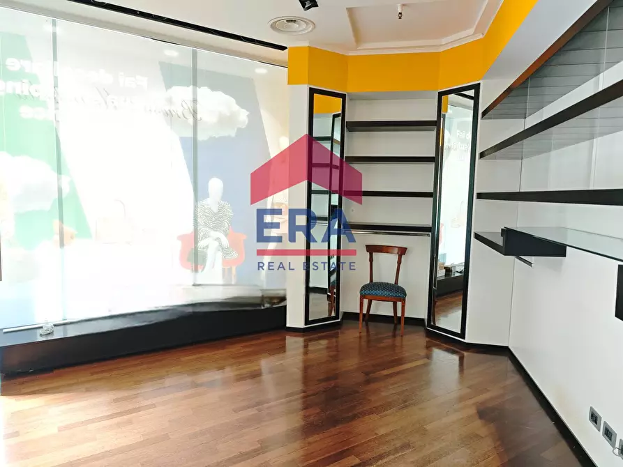 Immagine 20 di Locale commerciale in vendita  in Via Mario Rigamonti a Roma