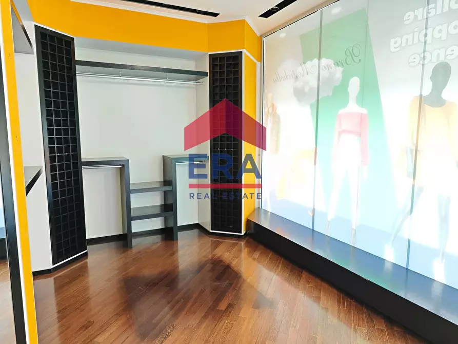 Immagine 21 di Locale commerciale in vendita  in Via Mario Rigamonti a Roma