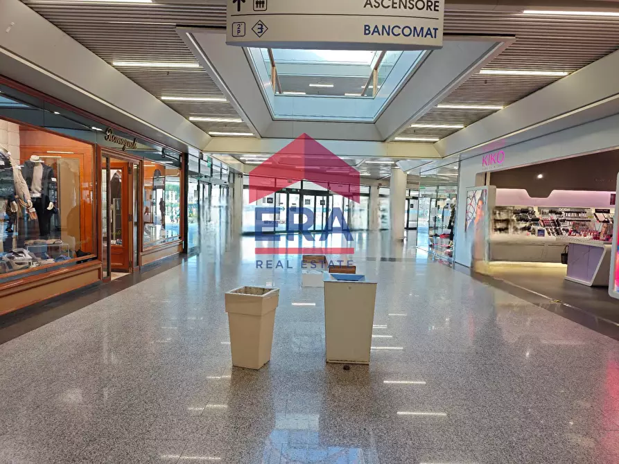 Immagine 25 di Locale commerciale in vendita  in Via Mario Rigamonti a Roma