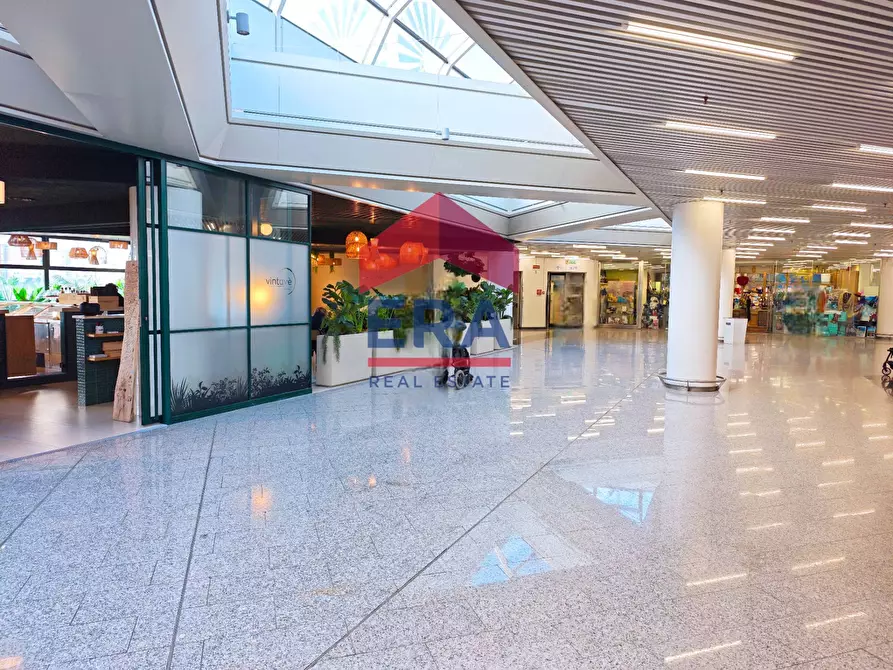 Immagine 28 di Locale commerciale in vendita  in Via Mario Rigamonti a Roma