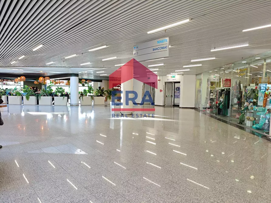 Immagine 29 di Locale commerciale in vendita  in Via Mario Rigamonti a Roma