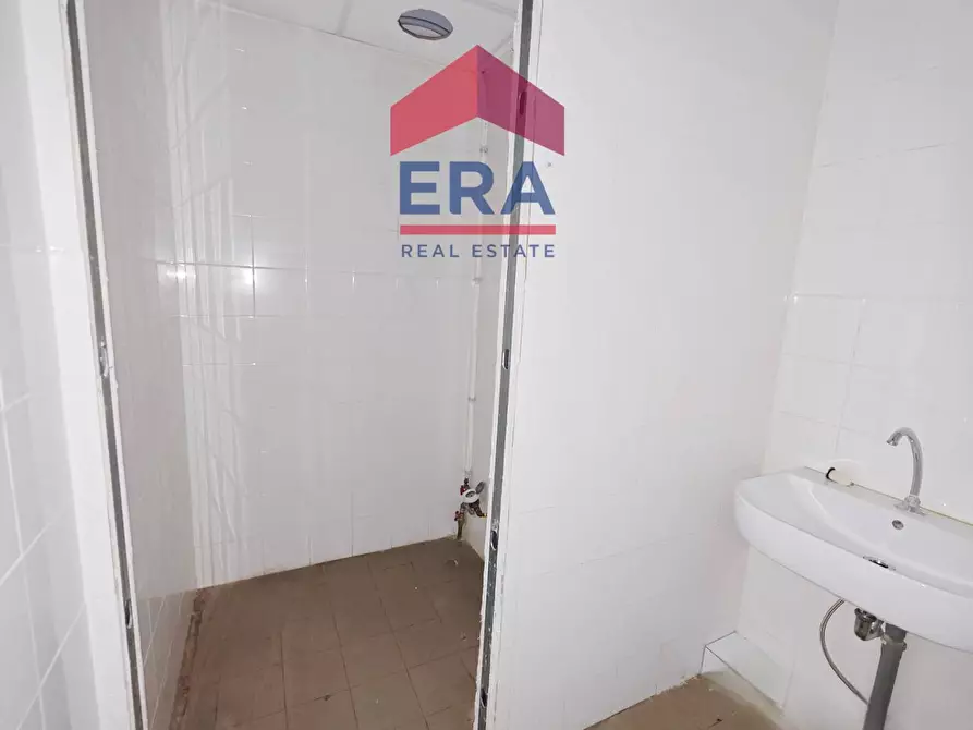 Immagine 26 di Locale commerciale in vendita  in Via Mario Rigamonti a Roma