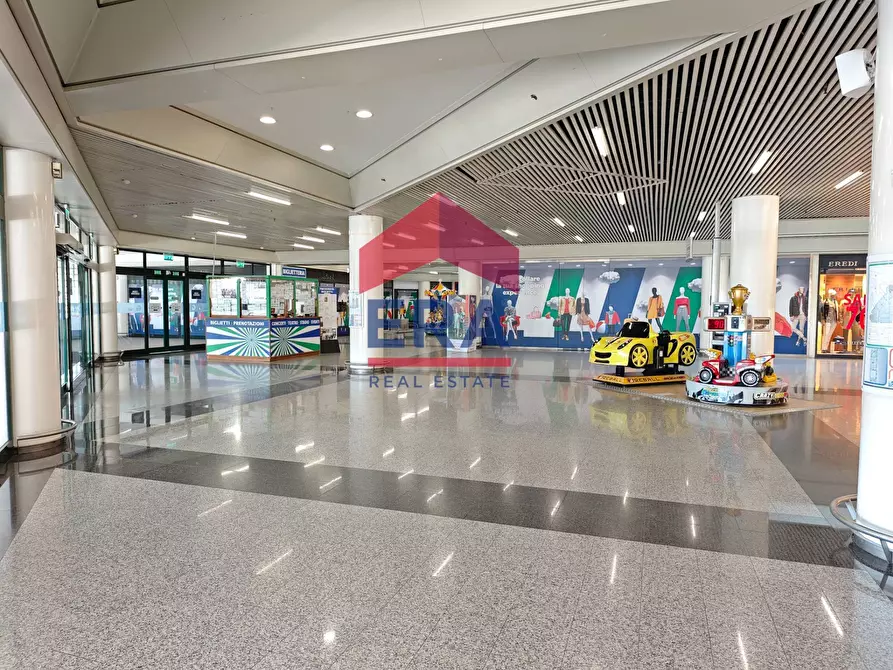 Immagine 28 di Locale commerciale in vendita  in Via Mario Rigamonti a Roma