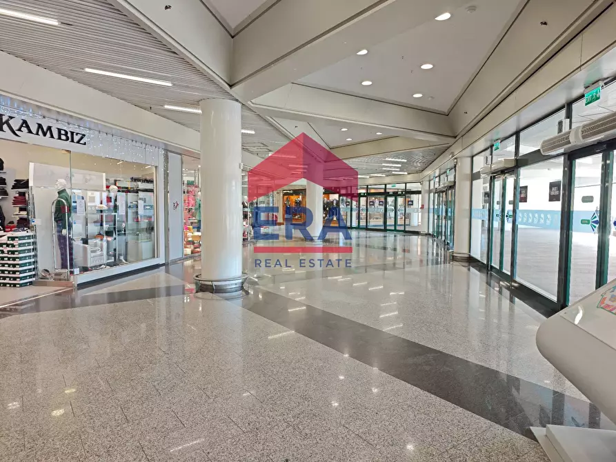 Immagine 29 di Locale commerciale in vendita  in Via Mario Rigamonti a Roma